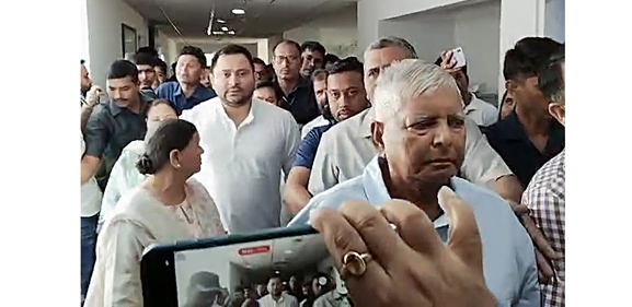 Delhi court grants bail to Lalu family