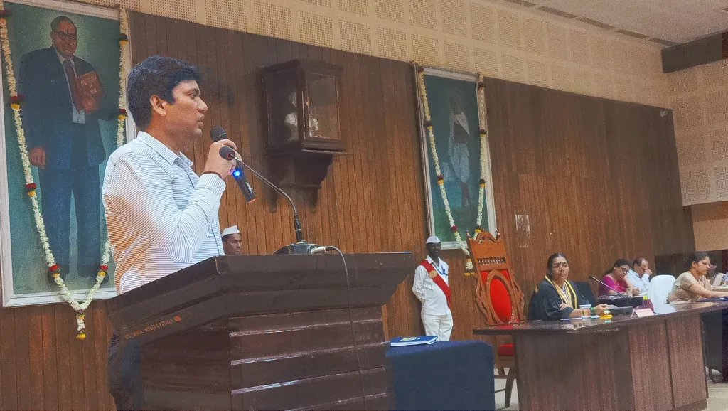 बरखास्त नोटिसीवरून आयुक्तांना वेठीस Complaint to the Commissioner over the notice of dismissal