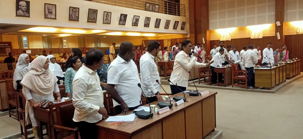 सत्ताधारी-विरोधी गटांमध्ये खडाजंगी Clashes between anti-ruling factions