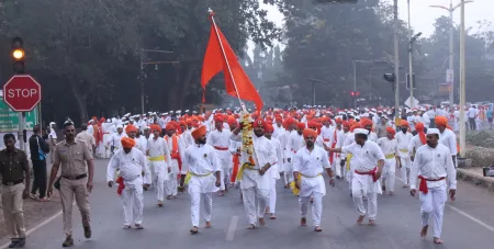 कॅम्पमध्ये फुलांच्या उधळणीत दुर्गामाता दौडचे उत्साही स्वागत Enthusiastic welcome of Durgamata Daud in the camp with flowers