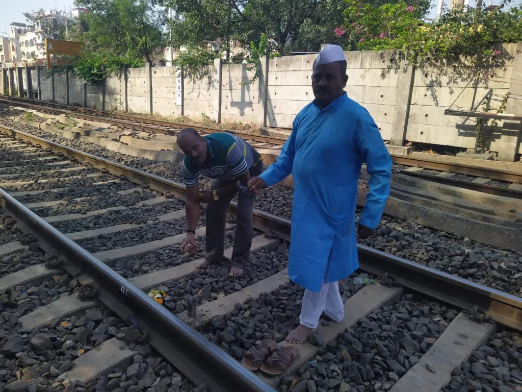 On the occasion of Khandenavami, Gangman worshiped the railway tracks