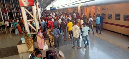 Crowd of returning passengers to the train
