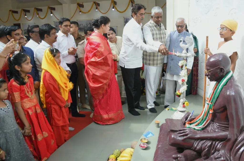 The youth should follow the principle of Gandhi-Shastri