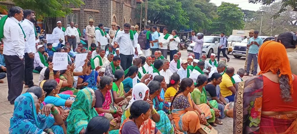 अतिवाड तलावात जमीन गमावलेल्यांना भरपाई द्या Compensate those who lost land in Atiwad Lake