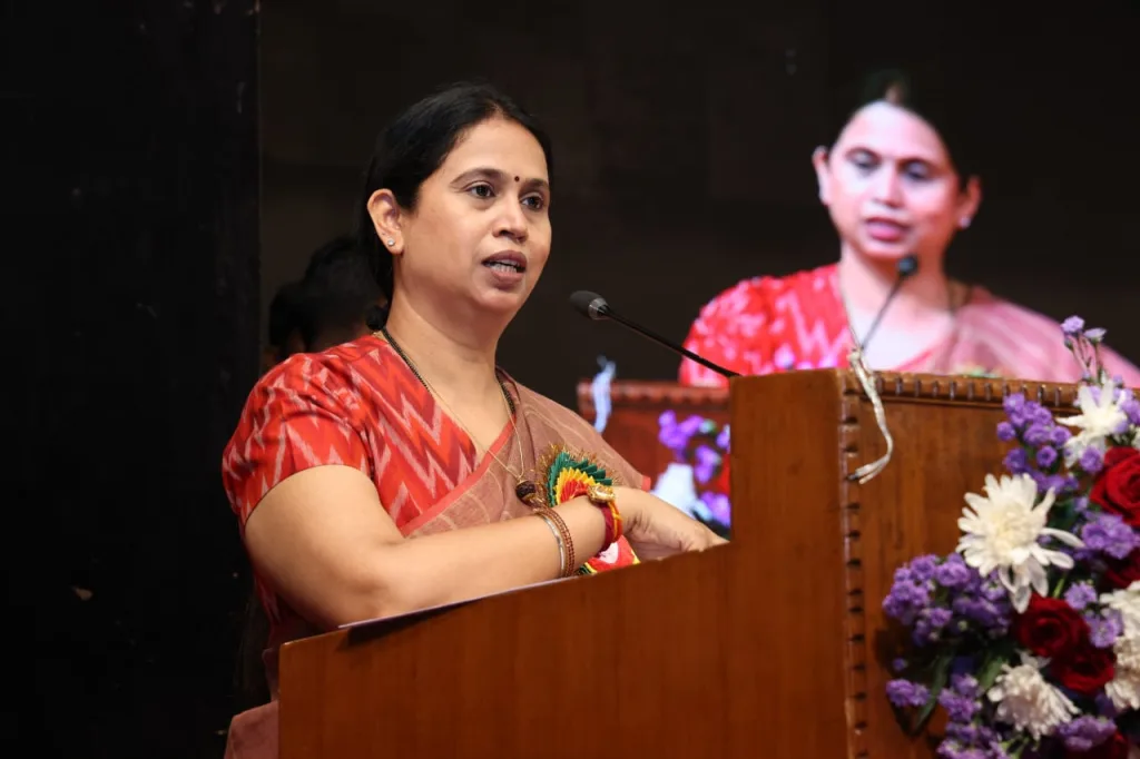 ज्येष्ठ नागरिकांना सुविधांसाठी आग्रही : मंत्री लक्ष्मी हेब्बाळकर Insisting on facilities for senior citizens: Minister Lakshmi Hebbalkar