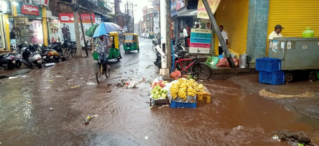 शहर परिसरात परतीच्या पावसाची दमदार हजेरी Heavy presence of return rains in the city area