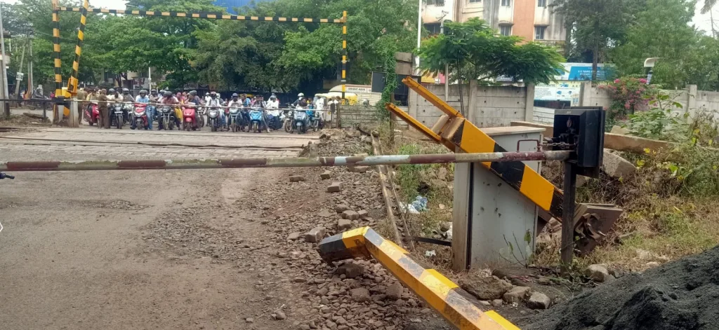 अज्ञात वाहनाच्या ठोकरीने रेल्वेफाटकाचा खांब मोडला The pillar of the railway gate was broken by the impact of an unknown vehicle