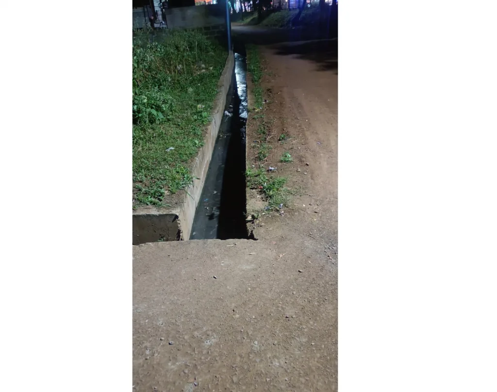 गटारी तुडुंब भरल्याने अनगोळ नाथ पै नगरात दुर्गंधी Bad smell in Angol Nath Pai Nagar due to overflowing sewers