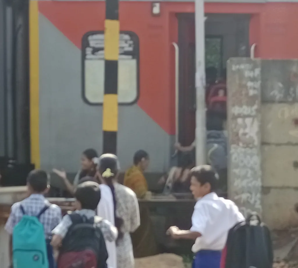 रेल्वेखाली मृत्यू एकाचा…टांगणीला जीव विद्यार्थ्यांचा! One person died under the train...students' lives were hanged!