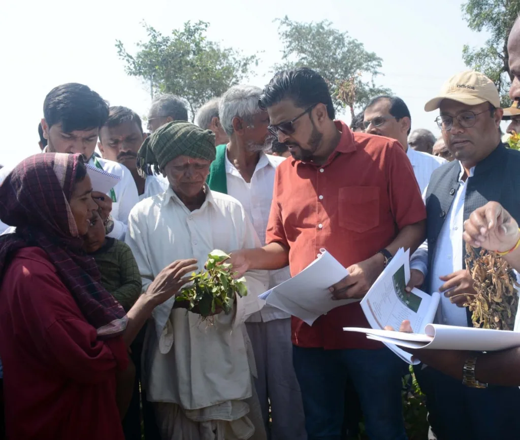 केंद्रीय पथकाकडून दुष्काळी स्थितीची पाहणी Inspection of drought condition by central team