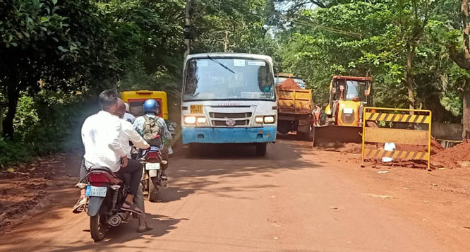 Traffic jam on Ramghat road due to water channel laying work