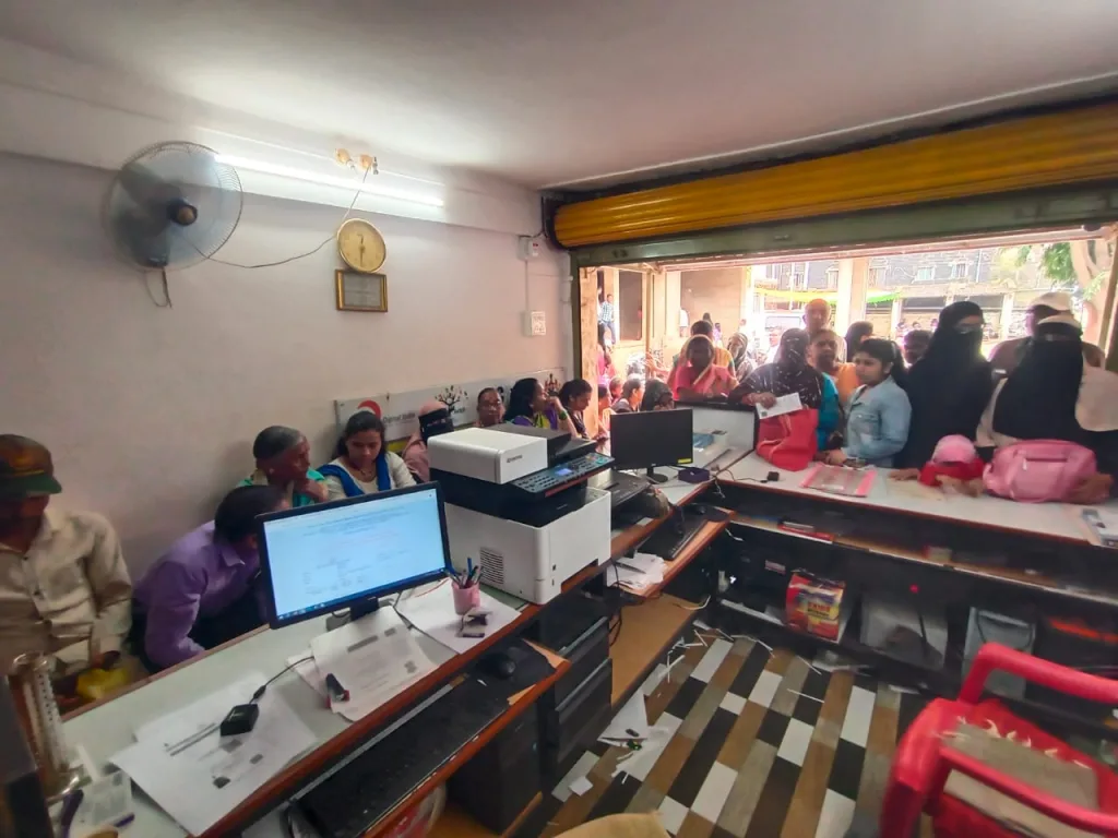 रेशनकार्ड दुरुस्तीसाठी केंद्रांवर गर्दी Crowd at centers for ration card correction