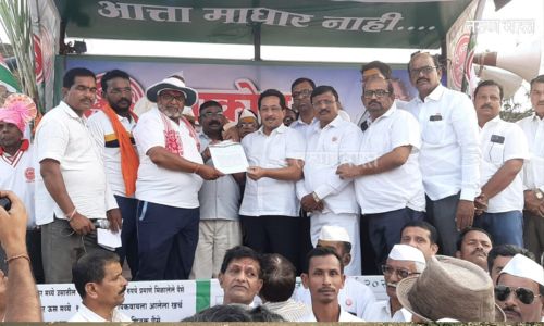 प्रतिटन ४०० रुपये मिळाल्याशिवाय साखरेचा कण आणि उसाचे कांडे तोडू देणार नाही; राजू शेट्टी यांचा कुंभी- कासारीवरील जनआक्रोश पदयात्रेत इशारा Raju Shetty Kumbi-Kasari Sugar factory