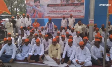 कडेगांव शहरात सकल मराठा समाजाच्या वतीने एक दिवशीय लाक्षणिक उपोषण सुरू Sakal Maratha samaj