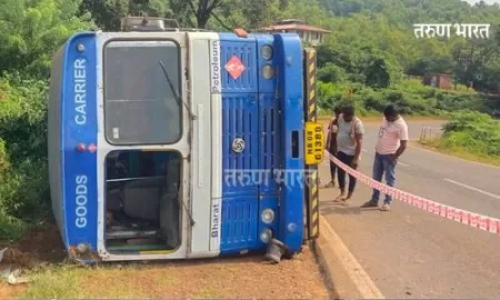 नाणीजवळ महामार्गावर पेट्रोल टँकर पलटी होऊन अपघात; महामार्ग २ तासासाठी बंद