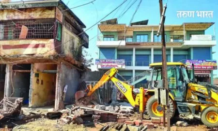 Ratnagiri : लांजा मुख्याधिकारी यांचा अनधिकृत खोके धारकांवर कारवाईचा बडगा Ratnagiri Lanja