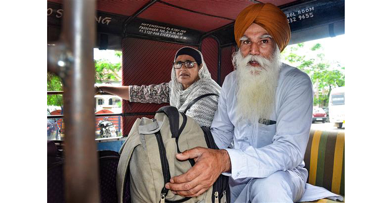 अमृतपालच्या वडिलांना विदेशात जाण्यापासून रोखले Amritpal's father was prevented from going abroad