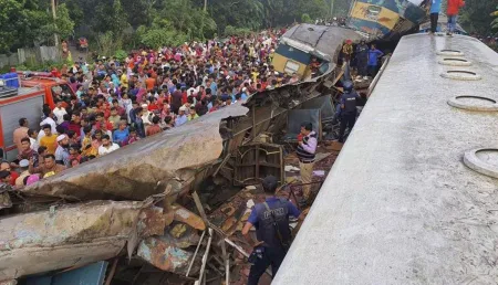 बांगलादेशात भीषण रेल्वे अपघात A terrible train accident in Bangladesh