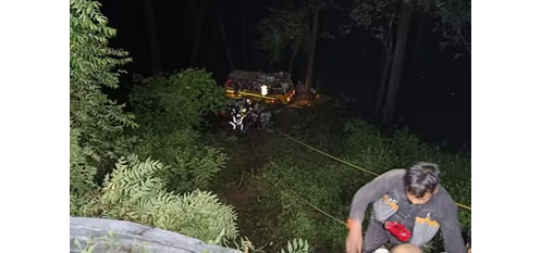 A bus of student tourists fell into the valley