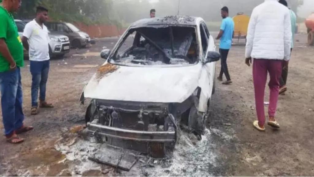 मळगाव रेल्वे स्थानकावर उभ्या ह्युंडाई कारने घेतला पेट