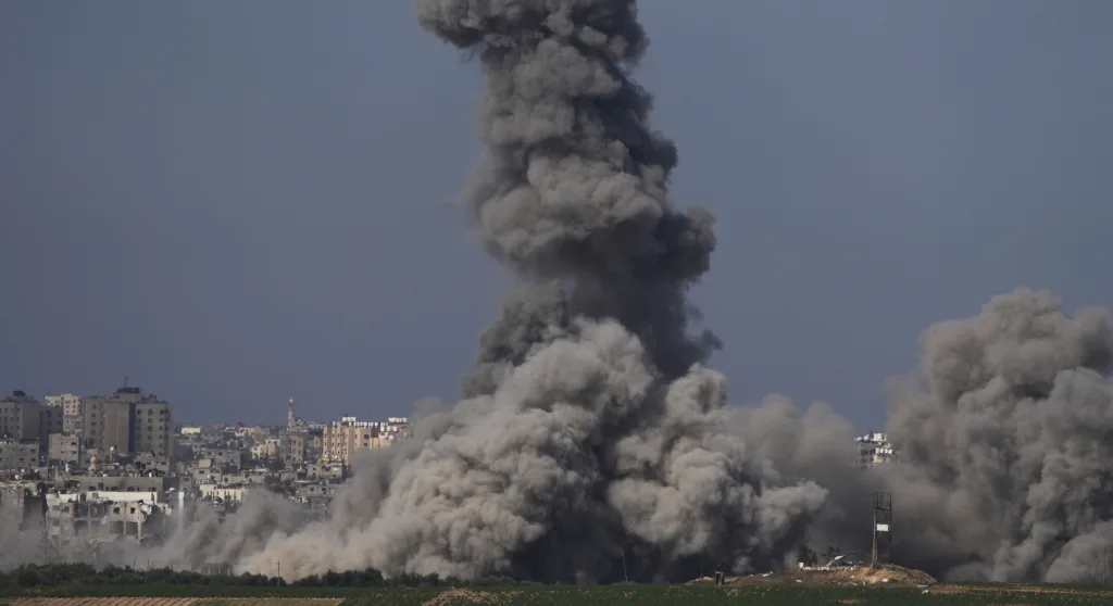 Heavy attacks by Israel on Hamas