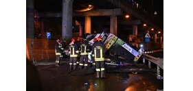 इटलीत बस ओव्हरपासवरून कोसळली, 21 ठार