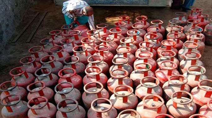 Black market for commercial filling of gas from domestic cylinders