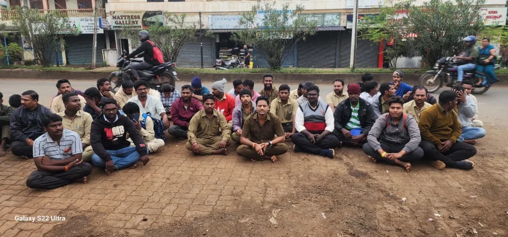 मनपा कचरावाहू चालकांचे पुन्हा आंदोलन Municipal garbage truck drivers strike again