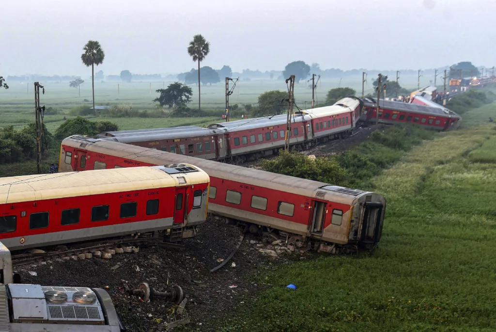 बिहारमध्ये ईशान्य एक्स्प्रेसला अपघात Northeast Express accident in Bihar