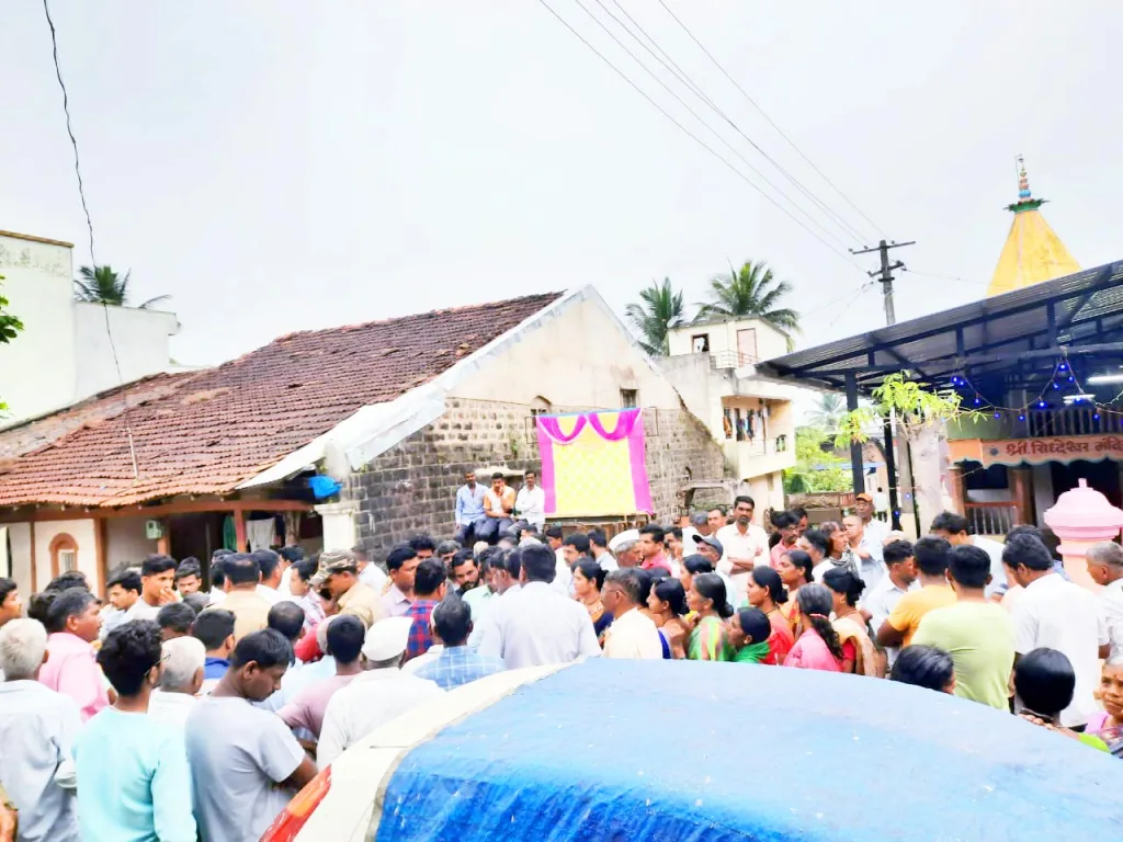 Argument in Rajhansgarh over carrying a palanquin