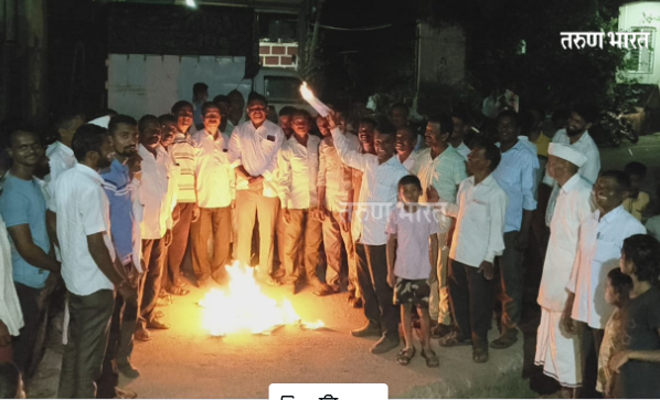 खाटांगळ्यात दूध दरकपात परिपत्रकाची होळी; व्यापक लढा उभारण्याचा निर्धार