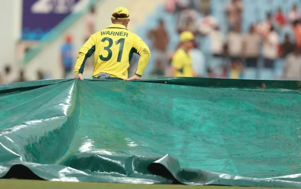 वॉर्नर ग्राऊंड स्टाफच्या मदतीला गेला धावून Warner ran to the aid of the ground staff