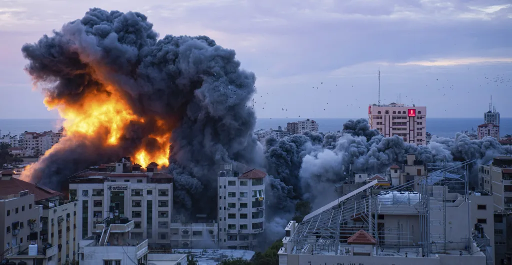 इस्रायलचे प्रत्युत्तर, संघर्ष चिघळला Israel's response, the conflict escalated