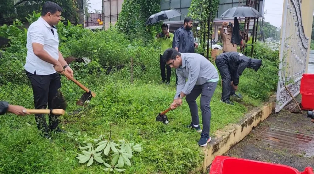 भर पावसात ‘स्वच्छता ही सेवा..1 तारीख 1 तास’ ‘Cleanliness is a service..1 hour on 1st’