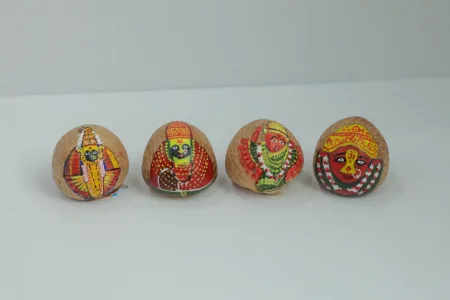 एक इंचाच्या सुपारींवर साकारली साडेतीन शक्तिपीठे Three and a half shaktipeetha made on one inch betel nut