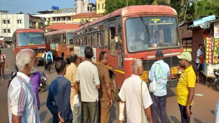 कुडाळात सरंबळ ग्रामस्थांनी बसेस रोखल्या