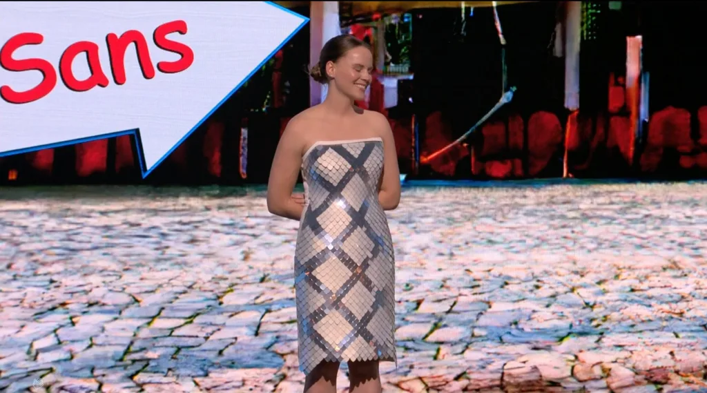 वैज्ञानिकाकडून अनोख्या ड्रेसची निर्मिती