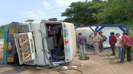 हळवल फाटा येथे टँकर कलंडून चालक जखमी