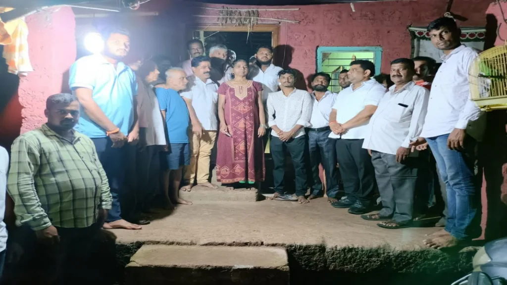 बांदिवडेतील मांजरेकर कुटूंबियांना आ. वैभव नाईकांनी केली आर्थिक मदत