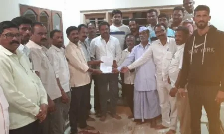 गोकुळतर्फे गायीचे दूध दर कमी केल्याबद्दल कसबा बीड येथे दूध उत्पादकांची बैठक संपन्न Milk producers meeting held at Kasba Beed