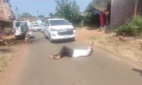 मराठ्यांचा आक्रोश : कोल्हापुरात खासदारांच्या गाडीसमोर झोपत केली घोषणाबाजी Outcry of the Marathas: Slogans were raised while sleeping in front of MP's car in Kolhapur