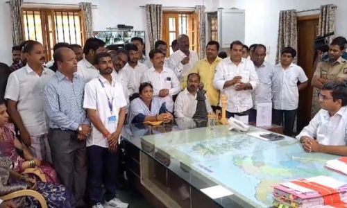 कोल्हापूर हद्दवाढी संदर्भात जिल्हाधिकारी कार्यालयात बैठक; वीस गावांकडून जिल्हाधिकाऱ्यांना निवेदन Meeting at Collector's office regarding Kolhapur delimitation