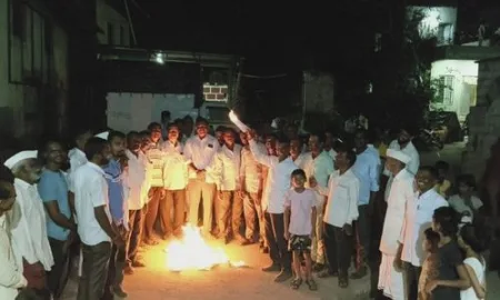 खटांगळे येथे दूध दर कपात परिपत्रकाची होळी Holi of milk rate reduction circular in Khatangale