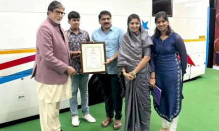 महानायकअमिताभ बच्चन यांच्या हस्ते विटेकरांचा सन्मान Vitekar's honor at the hands of Mahanayak Amitabh Bachchan