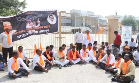 आरक्षणासाठी जिल्हाधिकारी कार्यालयाला ठोकले टाळे: अधिकारी आत अडकले The Collector's office was knocked down for reservation