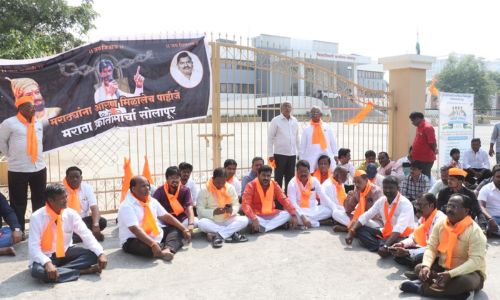 आरक्षणासाठी जिल्हाधिकारी कार्यालयाला ठोकले टाळे: अधिकारी आत अडकले The Collector's office was knocked down for reservation