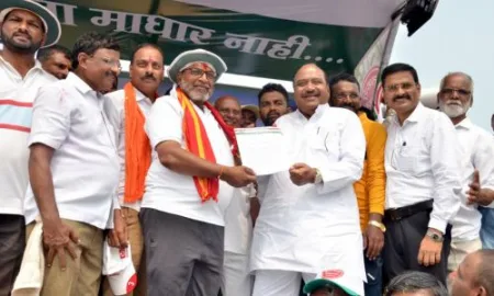 चारशेचा हप्ता दिल्याशिवाय उसाचे कांडे तोडू देणार नाही They will not allow cutting of sugarcane without paying an installment of four hundred