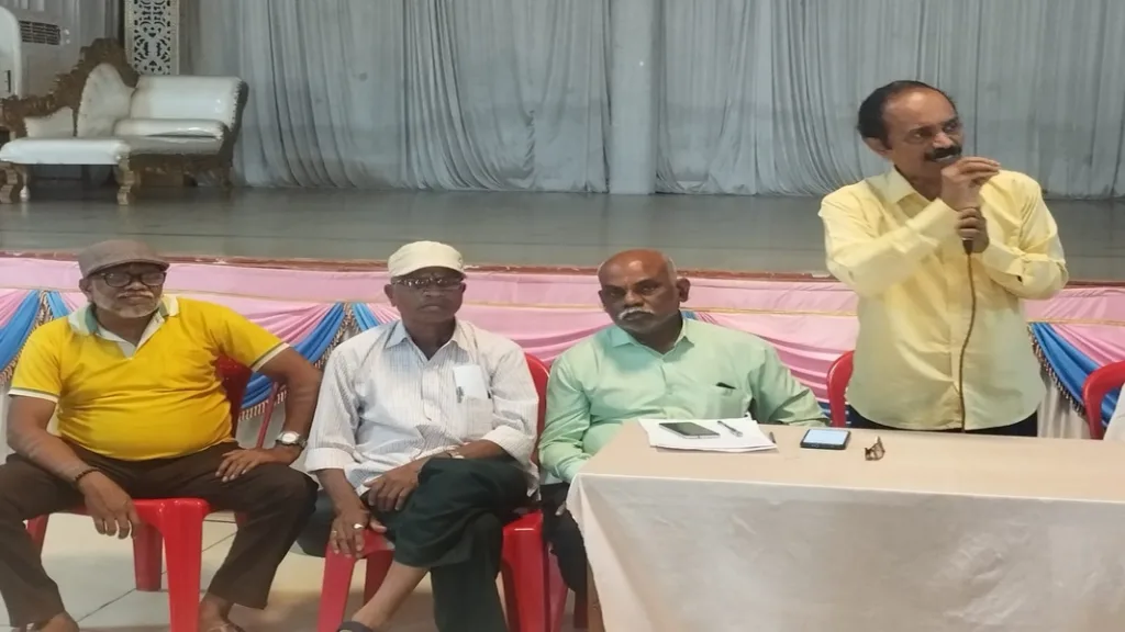 गिरणी कामगारांना मुंबईबाहेर काढण्याचे काम काही संघटना व पुढारी करतायत