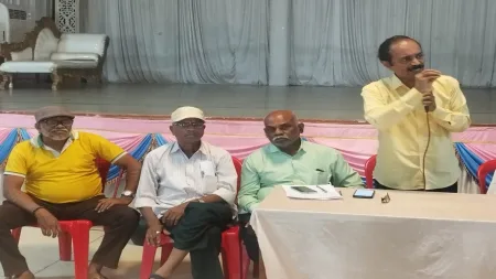 गिरणी कामगारांना मुंबईबाहेर काढण्याचे काम काही संघटना व पुढारी करतायत