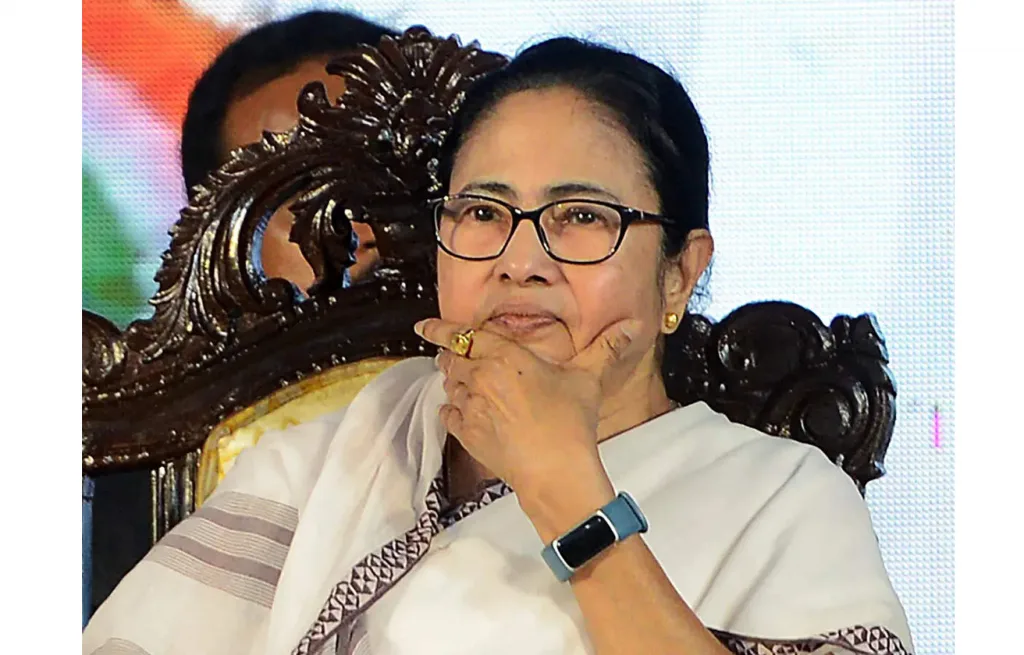पश्चिम बंगालमध्ये राज्यपालांचे मुख्यमंत्र्यांना निमंत्रण Governor's invitation to Chief Minister in West Bengal